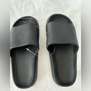 Black athletic shoes. Brand new. Size 36/37.‎ No brand.